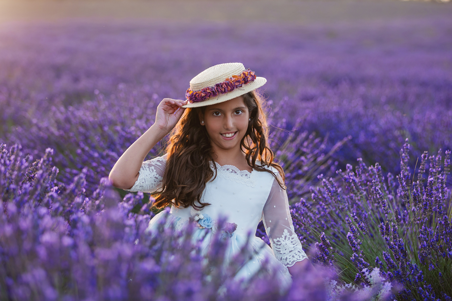 Chica con sombrero en campo de lavanda